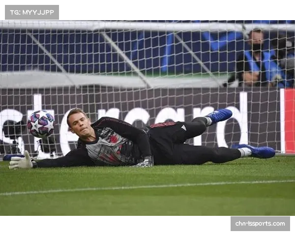 特写：意大利门将卡普在比赛最后时刻的关键擒抱